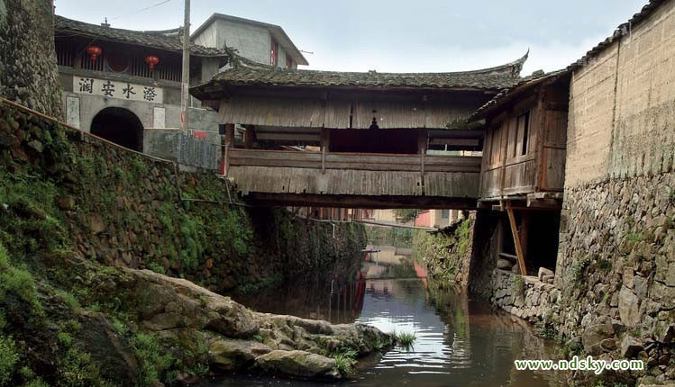 明代古城门建于明朝天顺五年(1461年)，至今已540余年，城楼位处漈下村中心，坐东朝西，东南紧依村居，西临溪并与花桥相倚，北与高矗苍翠的文笔峰对峙，雄伟壮观。城楼为砖石土木双层建筑，楼顶飞檐翘角，城门上题“漈水安澜”四个行书大字，苍劲有力，端庄古朴。