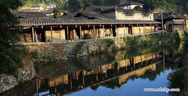 漈下建筑群类型丰富、数量众多、规模较大，沿漈水溪两岸布局