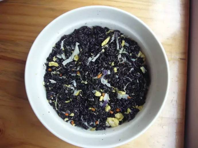 乌米饭，每年农历三月三，柘荣人都有蒸黑饭的习俗。 黑饭之由来久矣古称青精饭、乌饭、青飠迅饭、南烛饭，是一种民间食疗食品，流俗于江浙皖赣两湖等地，原料多用乌饭树叶或南烛叶，抑或有用杨桐叶的。