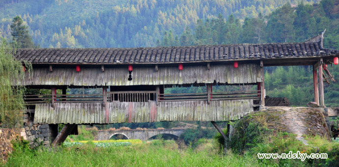 聚宝桥，又称漈川桥，始建年代不详，清光绪三十三年（1907年）冬月重建。桥长28、1米，宽4、65米，跨径14、1米，桥面至水面高度4、9米。桥底两端各有一排原木构成八字撑，是我县唯一的一座八字撑木构廊桥。现为县级文物保护单位。桥上神龛祀真武大帝及其部将。  
