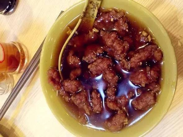 一个个不规则如拇指般大小的牛肉丸半浮半沉地挤在碗里。喝一口汤，既酸且辣，热辣辣的从嘴里一直暖至心里。喝过汤，舀起牛肉丸，一口下去，既脆又滑，韧中有柔。汤要大口地喝，丸子要细细地嚼。汤越喝越爽，丸子越嚼越劲。