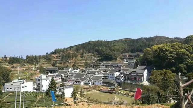 秀洋村古民居在群山环抱下依山而建，层层叠叠，错落有致，整个建筑群显得很紧凑，白墙灰瓦，古朴庄重。